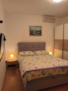 En eller flere senge i et værelse på Studio Apartments Marica