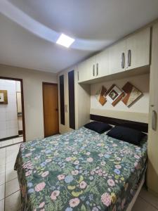 熱河市的住宿－Rio Quente Thermas Paradise，一间卧室配有一张带花卉床罩的床