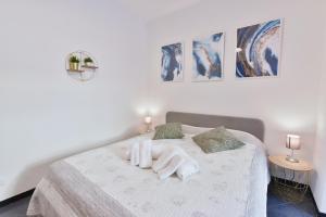 una camera da letto con un letto e due asciugamani di Welcome Varigotti - Civico53 a Varigotti