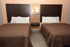 Postel nebo postele na pokoji v ubytování University Manor Inn