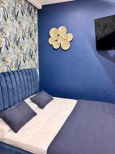 Habitación azul con cama con pared azul en Costantino Home, en Pompeya