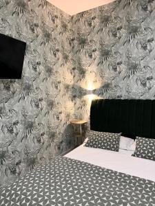sypialnia z łóżkiem i malowidłem ściennym w obiekcie Costantino Home w mieście Pompeje