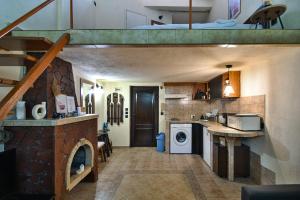 una pequeña cocina con escaleras que conducen a un loft en Cozy Nest Charming Loft in the heart of Varna, en Varna 15 fotos más