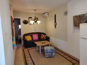 una sala de estar con un sofá y una mesa en Selena, en Vir