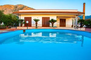 Bazén v ubytování Casa Vacanze Caruso nebo v jeho okolí