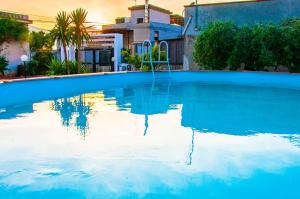 Bazén v ubytování Casa Vacanze Caruso nebo v jeho okolí
