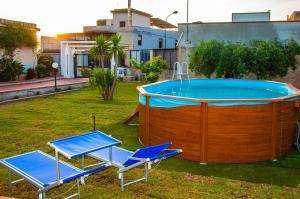 Bazén v ubytování Casa Vacanze Caruso nebo v jeho okolí