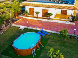 Bazén v ubytování Casa Vacanze Caruso nebo v jeho okolí