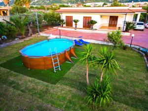 Bazén v ubytování Casa Vacanze Caruso nebo v jeho okolí