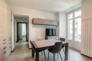 Un comedor con mesa y sillas de madera. en Caval D'Or, en Como