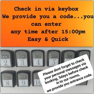 パリキアにあるKato Yialos Parosのチェックイン時にコードをお知らせするサインが表示されます。