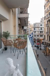een balkon met stoelen en een tafel in een gebouw bij Houseloft Cosmopolitan Comfort in Thessaloniki
