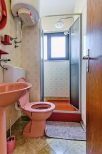 Koupelna v ubytování Holiday apartment Kali - Ugljan island + 37 fotografií