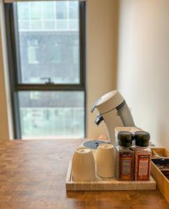 taca z dwoma kubkami i ekspres do kawy na stole w obiekcie Luxury studio with balcony w Reykjavík