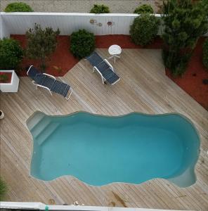 una vista aérea de una piscina con 2 sillas y una mesa en 2510 Beach Rd, Semi-Oceanfront/Pool/Hot Tub, en Nags Head