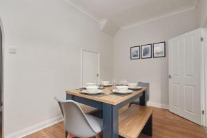 comedor con mesa y sillas en Charming 2-Bedroom House in Darlington en Darlington