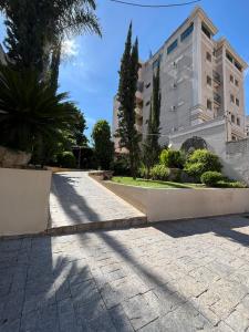 a shadow of a building in front of a building at Hotel Nações Plaza in Bauru