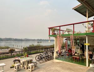 a building with bikes parked next to a river at บ้านสายน้ำ ติดแม่น้ำโขง in Chiang Khan