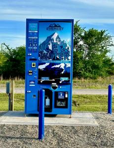 uma máquina de gás azul sentada num parque de estacionamento em Lakeside Motel, Cabins and RV em Kingston