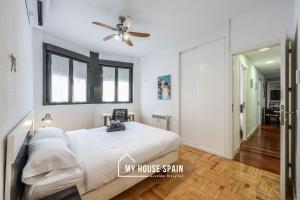 a bedroom with a bed and a ceiling fan at MyHouseSpain - Tranquilo piso cerca de Sol in Madrid