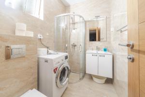 Bilik mandi di Markoni Apartments