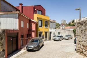 una calle con coches estacionados frente a los edificios en Cute 1-bedroom next to Douro River, en Oporto