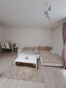 Кровать или кровати в номере Moderný 2 izbový dom so záhradou a terasou 15 km od Bratislavy
