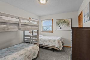 sypialnia z 2 łóżkami piętrowymi i oknem w obiekcie 7214 - Bakin in the Sun by Resort Realty w mieście Salvo