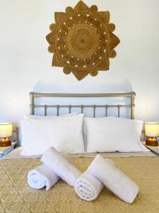 Postel nebo postele na pokoji v ubytování Agnadi Syros Beachfront Studios & Rooms