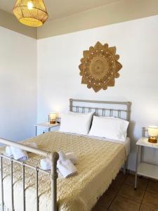 Postel nebo postele na pokoji v ubytování Agnadi Syros Beachfront Studios & Rooms