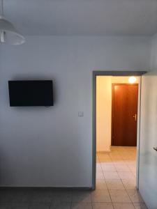 TV a/nebo společenská místnost v ubytování Catalina Studios