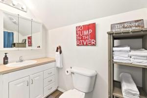 Bilik mandi di Crooked H Cabin On Mulberry River +29 gambar