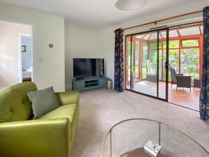 Rose Cottage في Blakemere: غرفة معيشة بها أريكة صفراء وتلفزيون