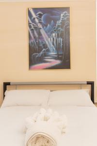um quadro por cima de uma cama com uma toalha em Lovely Suite 1 - Private Room in Eccles em Manchester