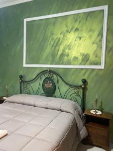 a bedroom with a large painting above a bed at Roma centrale 5 minuti dalla metropolitana in Rome