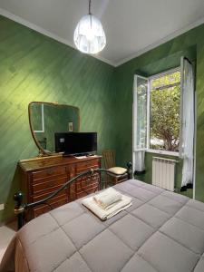 a green bedroom with a bed and a mirror at Roma centrale 5 minuti dalla metropolitana in Rome