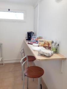 - un comptoir de cuisine avec une table et deux chaises dans l'établissement One bedroom apartement with wifi at Taranto, à Tarente
