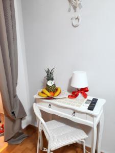 - un bureau blanc avec une lampe et un ananas dans l'établissement One bedroom apartement with wifi at Taranto, à Tarente
