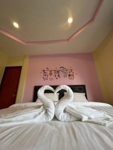 Postel nebo postele na pokoji v ubytování พัชรี รีสอร์ท ภูเก็ต Patcharee Resort Phuket