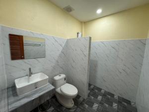 Koupelna v ubytování พัชรี รีสอร์ท ภูเก็ต Patcharee Resort Phuket