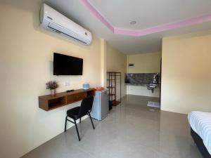 TV a/nebo společenská místnost v ubytování พัชรี รีสอร์ท ภูเก็ต Patcharee Resort Phuket