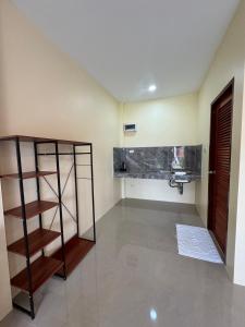 Kuchyň nebo kuchyňský kout v ubytování พัชรี รีสอร์ท ภูเก็ต Patcharee Resort Phuket