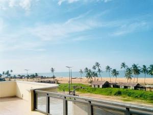 Elle comprend un balcon offrant une vue sur la plage. dans l'établissement Villa luxueuse - front de mer - vue sur la mer, à Cotonou