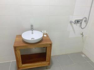 łazienka z białą umywalką na drewnianym stole w obiekcie Villa luxueuse - front de mer - vue sur la mer w mieście Kotonu