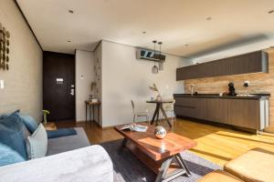 una sala de estar con un sofá y una mesa en AR 218 Hotel by ULIV, en Ciudad de México