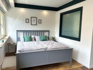 una camera da letto con un letto con una grande finestra di Ferienwohnung an der Eisdiele a Freisen