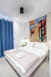 sypialnia z dużym łóżkiem z niebieskimi zasłonami w obiekcie Mazi Rooms Charilaou 2,3 w Salonikach