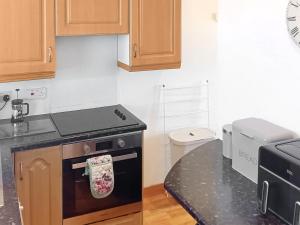 una cocina con fogones y una toalla en el horno en Hynish House, en Stornoway