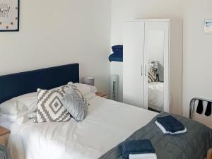 Un pat sau paturi într-o cameră la Hynish House