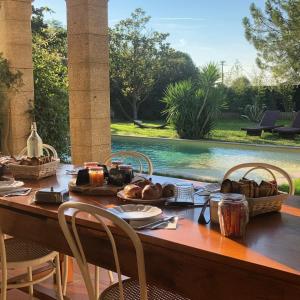 Restoran atau tempat makan lain di Le Patio, chambres d hôtes pour adultes en Camargue, possibilité de naturisme à la piscine,